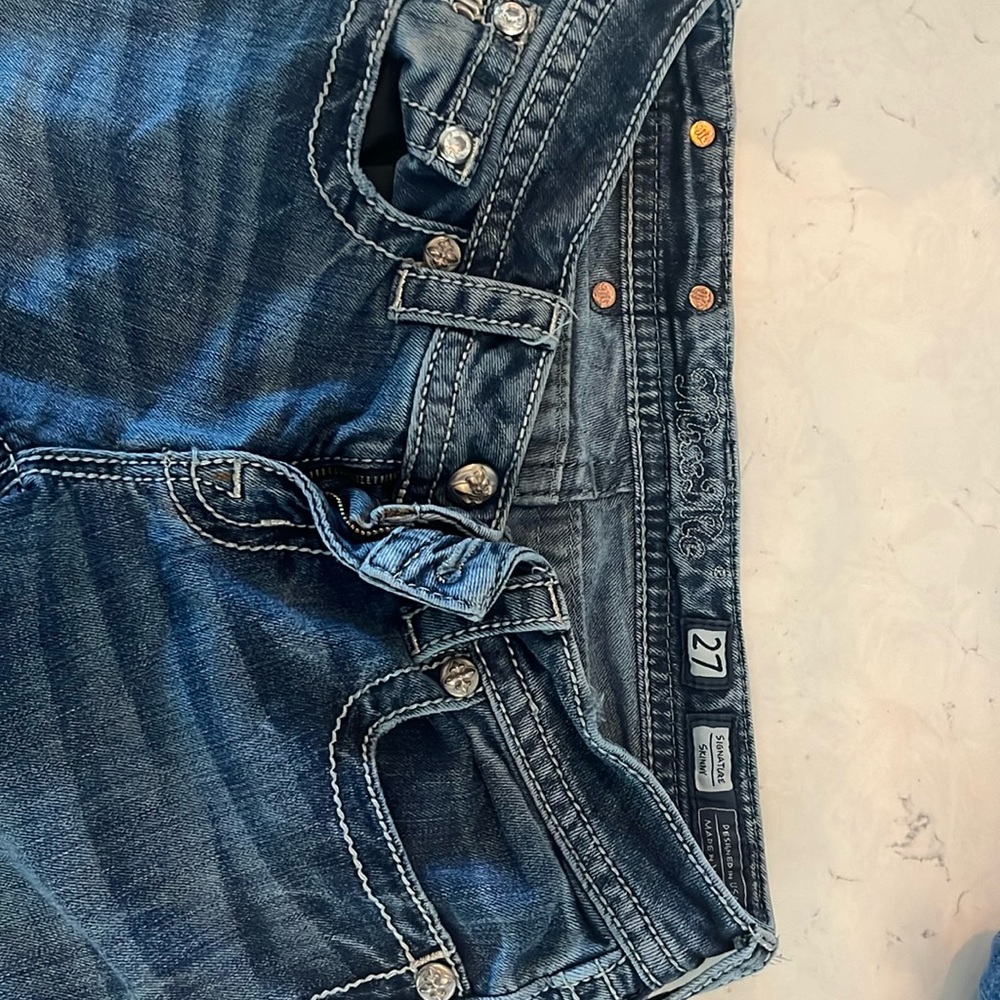 Miss Me signature skinny size 27